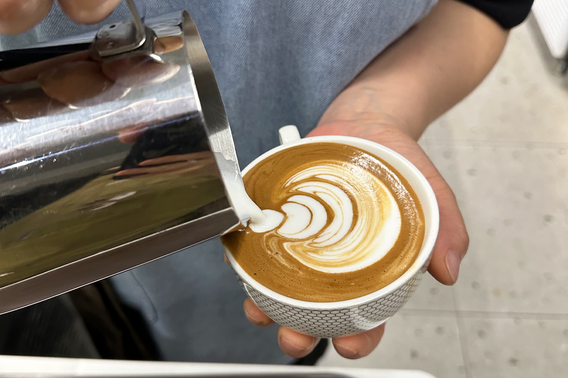 맛있는 커피에 감성을 더하는 라떼아트, 더원에서 쉽고 즐겁게 시작해보세요! ☕✨